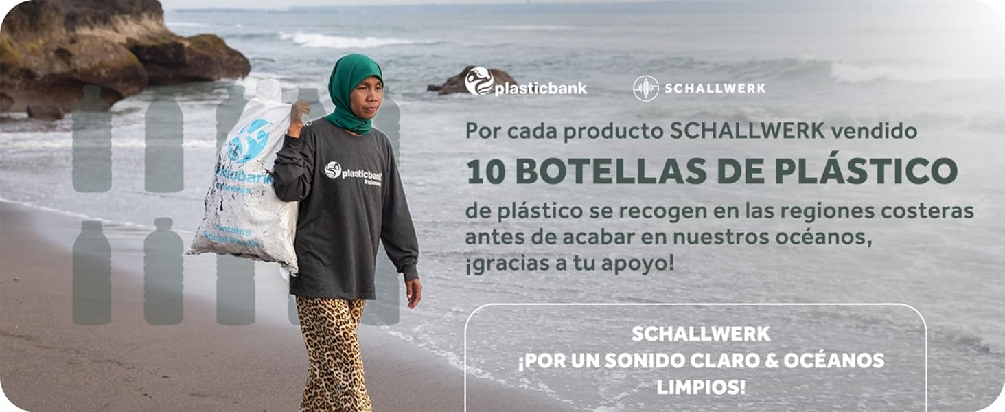 Mujer de Plasticbank recoge botellas de plástico del océano